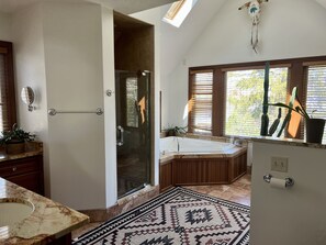Dusche, Haartrockner, HandtĂŒcher, Seife