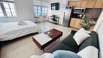 1 dormitorio, escritorio, tabla de planchar con plancha y cuna de viaje