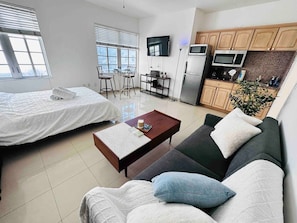 1 chambre, bureau, fer et planche à repasser, lit parapluie