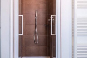 Bruser, hårtørrer, bidet, håndklæder