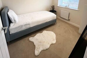 3 bedrooms, iron/ironing board, free WiFi, bed sheets - 3-bed House, Sleeps 5, Free Parking (Bradford)