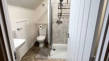 Combined shower/tub, deep soaking tub, towels