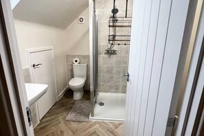 Combined shower/tub, deep soaking tub, towels