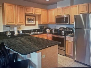 Réfrigérateur, four à micro-ondes, un four, surface de cuisson