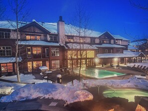 Innendørsbasseng og utendørsbasseng