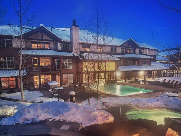 Piscine intérieure, piscine extérieure