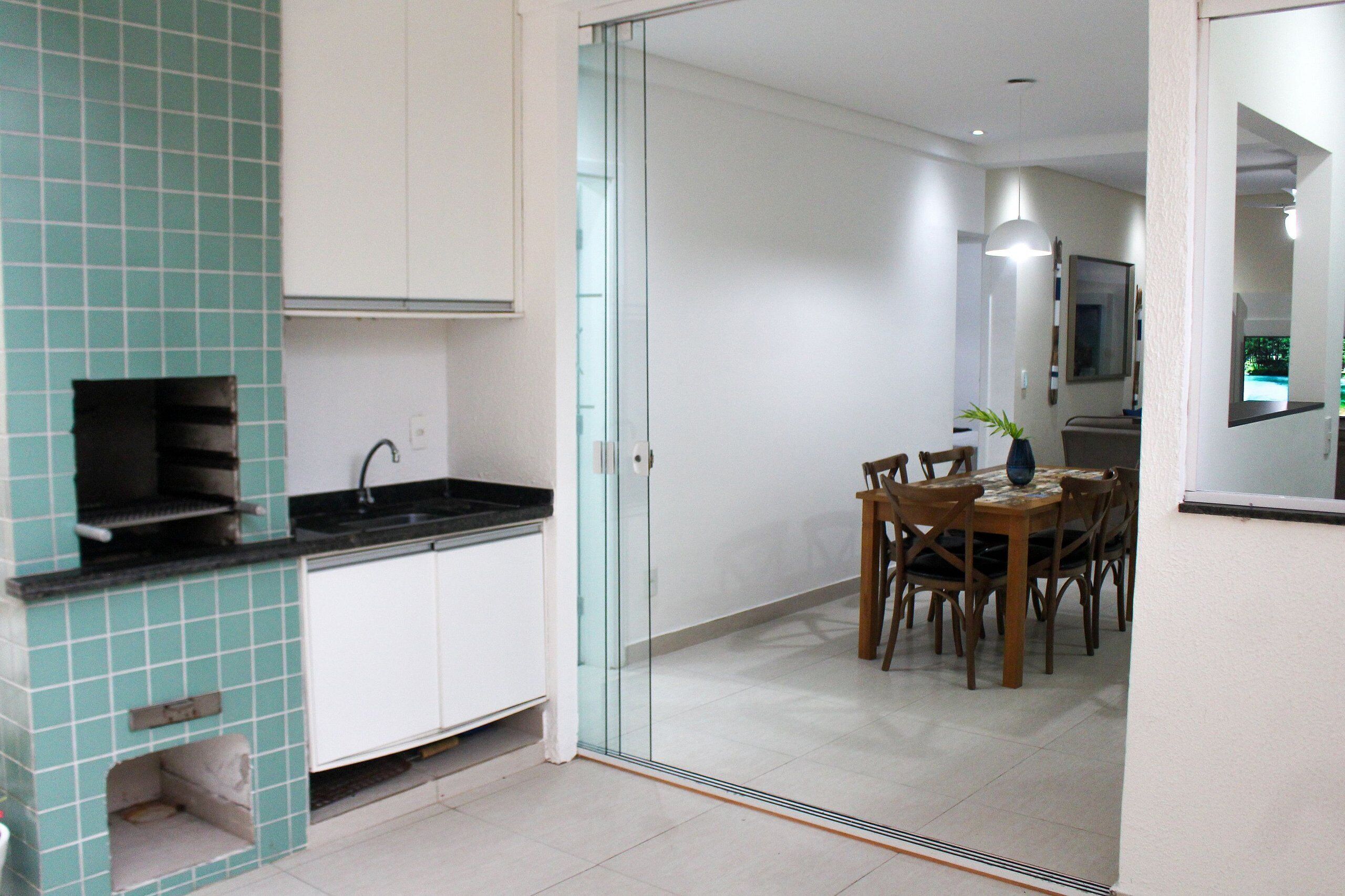 Apartamento | Cozinha privada | Micro-ondas, talheres/pratos/utensílios de cozinha