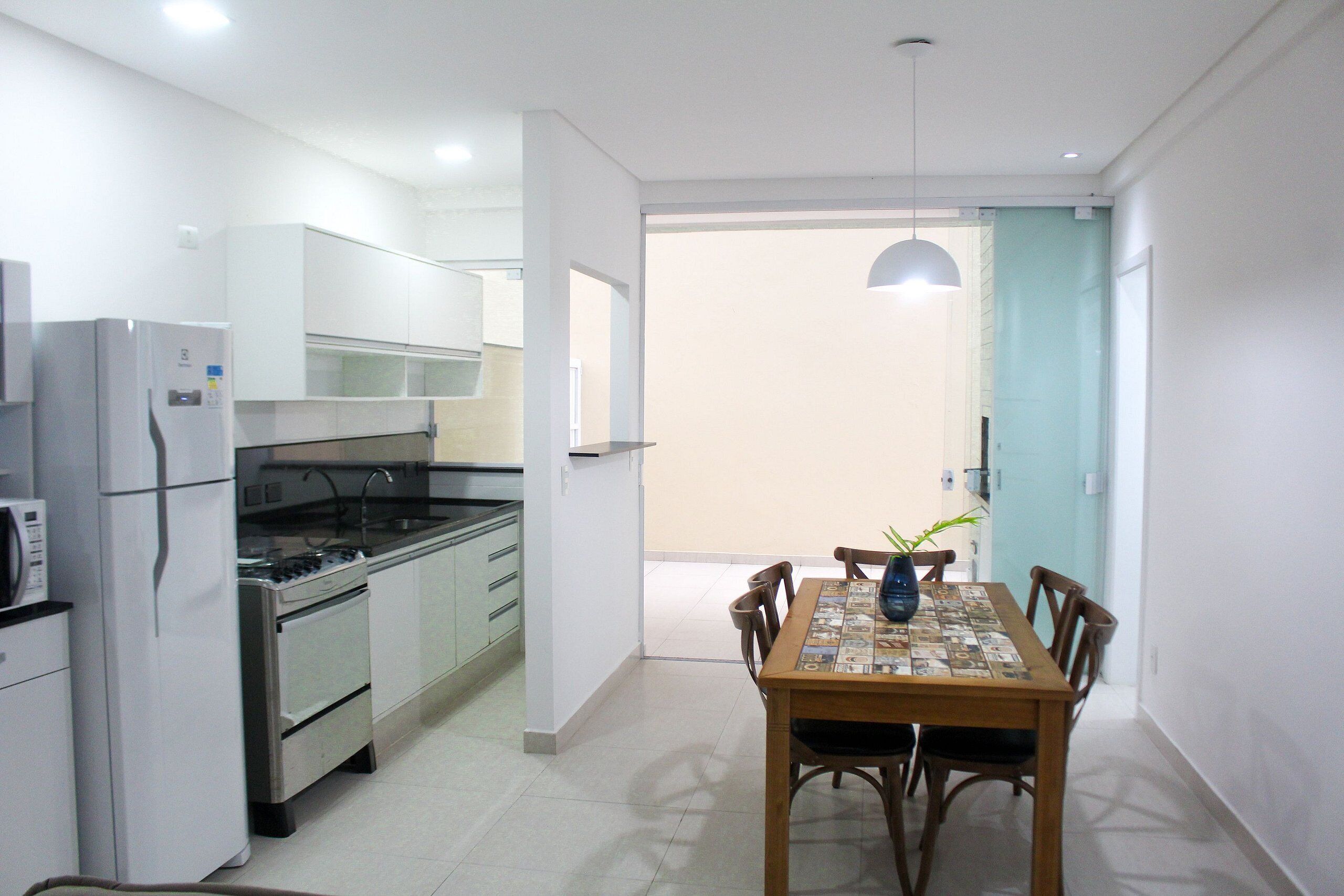 Apartamento | Cozinha privada | Micro-ondas, talheres/pratos/utensílios de cozinha