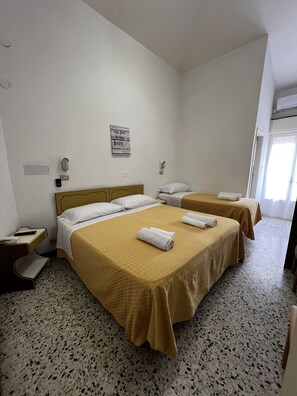 Standard Triple Room | In-room safe, desk, soundproofing, free WiFi - Hotel Till (Rimini)
