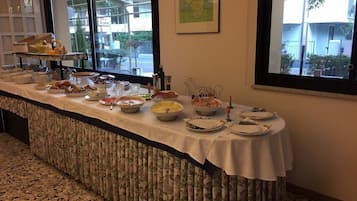 Se ofrece un desayuno bufé todos los días (por un coste adicional)