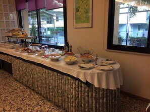 Desayuno buffet (EUR 6 por persona) 