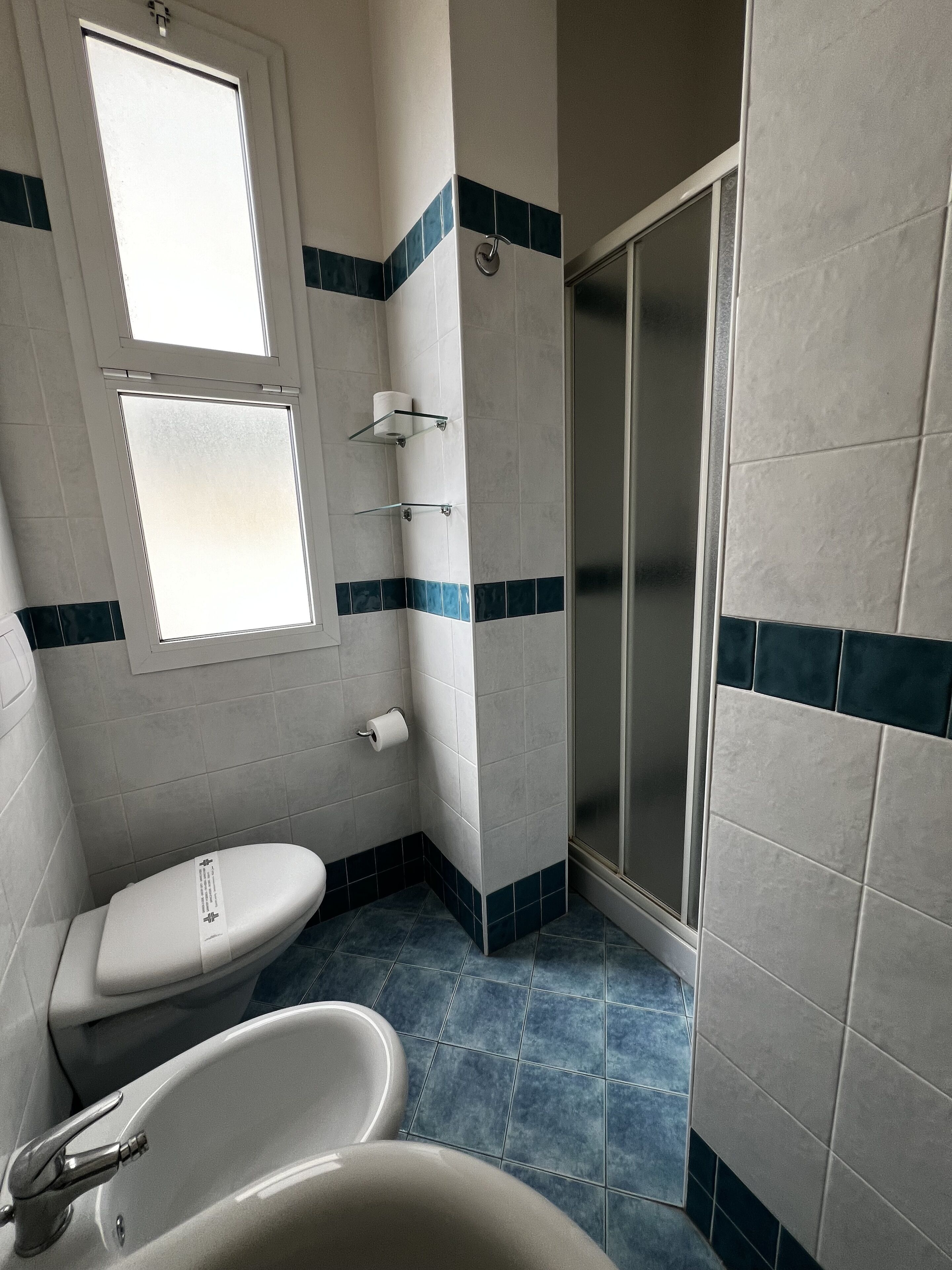 Camera familiare | Bagno | Doccia, asciugacapelli, bidet, asciugamani