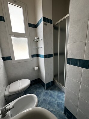 Habitación familiar | Baño | Regadera, secadora de cabello, bidet, toallas 