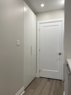 Interior - Designer-renovated 1 bedroom in Roncesvalles Village (Toronto)
