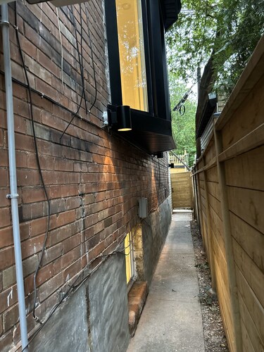 Designer-renovated 1 bedroom in Roncesvalles Village