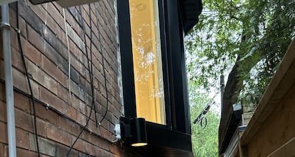 Designer-renovated 1 bedroom in Roncesvalles Village