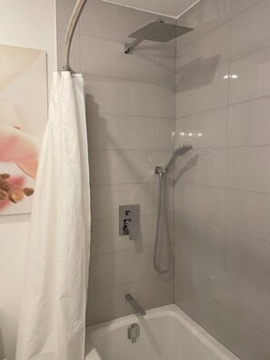 Secador de pelo, toallas, jabón, shampoo
