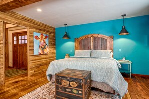 2 bedrooms, iron/ironing board, free WiFi, bed sheets - The Red Barn Retreat, a reclaimed grain barn centrally located in Kalispell MT (Kalispell)