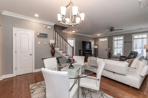 Paula's Place- Across from Brier Creek, 10mins from Airport, Community Pool!