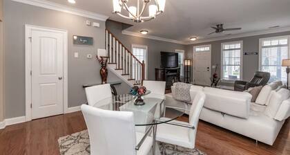 Paula's Place- Across from Brier Creek, 10mins from Airport, Community Pool!