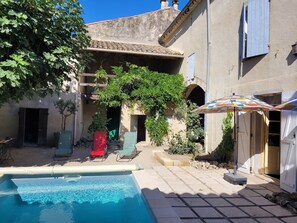 Una piscina al aire libre