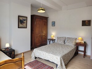4 habitaciones, escritorio y tabla de planchar con plancha