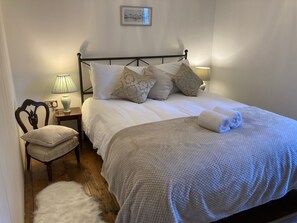 4 bedrooms, iron/ironing board, travel crib, free WiFi - Mill Villa: stunning 4 bed retreat 5 mins from Pakefield’s beautiful sandy beach (Lowestoft)