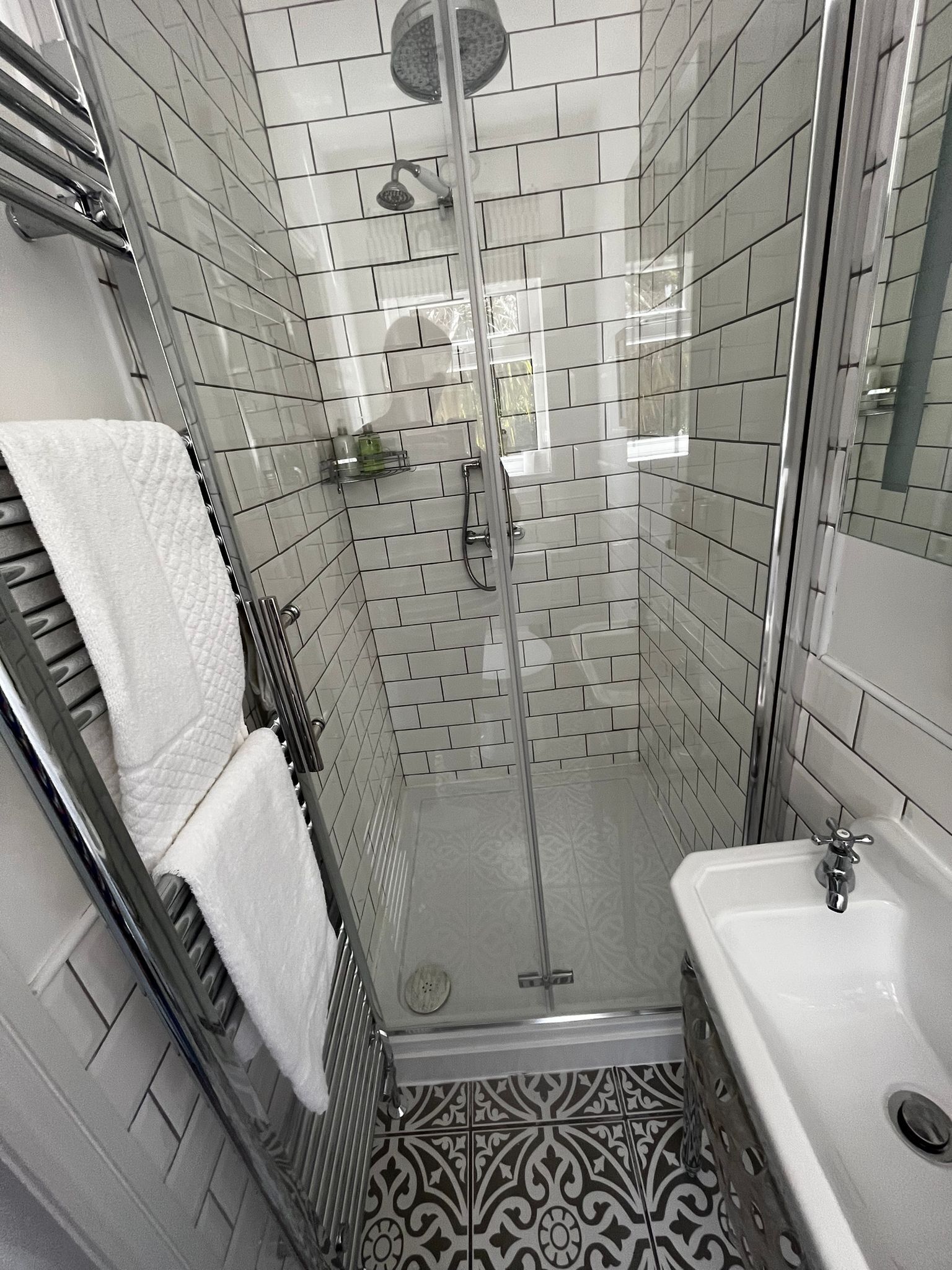 Suihku, ympäristöystävälliset hygieniatuotteet, hiustenkuivaaja