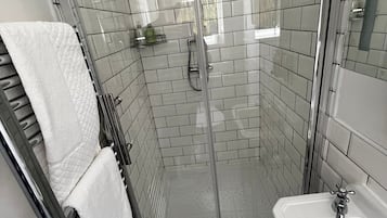 Suihku, ympäristöystävälliset hygieniatuotteet, hiustenkuivaaja