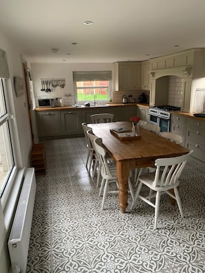 Fridge, microwave, oven, stovetop - Mill Villa: stunning 4 bed retreat 5 mins from Pakefield’s beautiful sandy beach (Lowestoft)