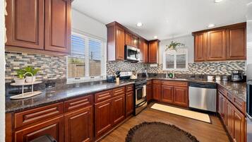 Fridge, oven, stovetop, dishwasher