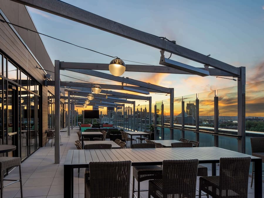 2 restaurants, serveren ontbijt