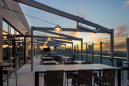 2 restaurants, breakfast served