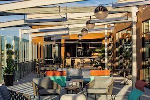 2 restaurants; breakfast and dinner served 