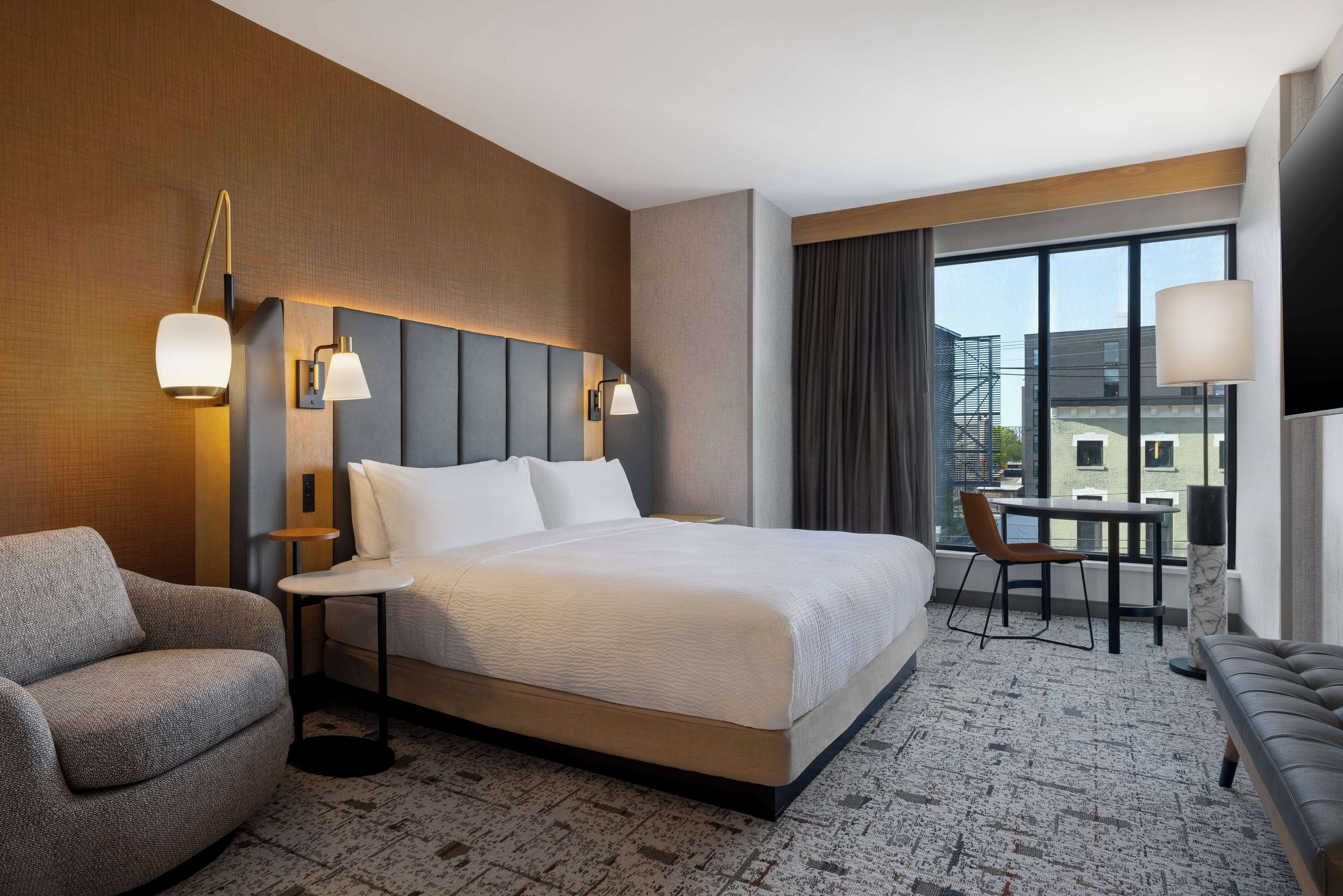 Escritorio, wifi gratis y ropa de cama 