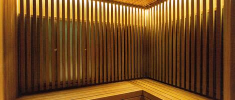 Una sauna con bancos de madera y listones verticales.