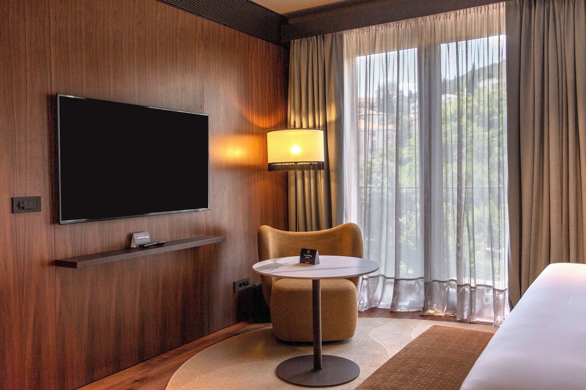 Minibar, in-room safe, soundproofing, iron/ironing board