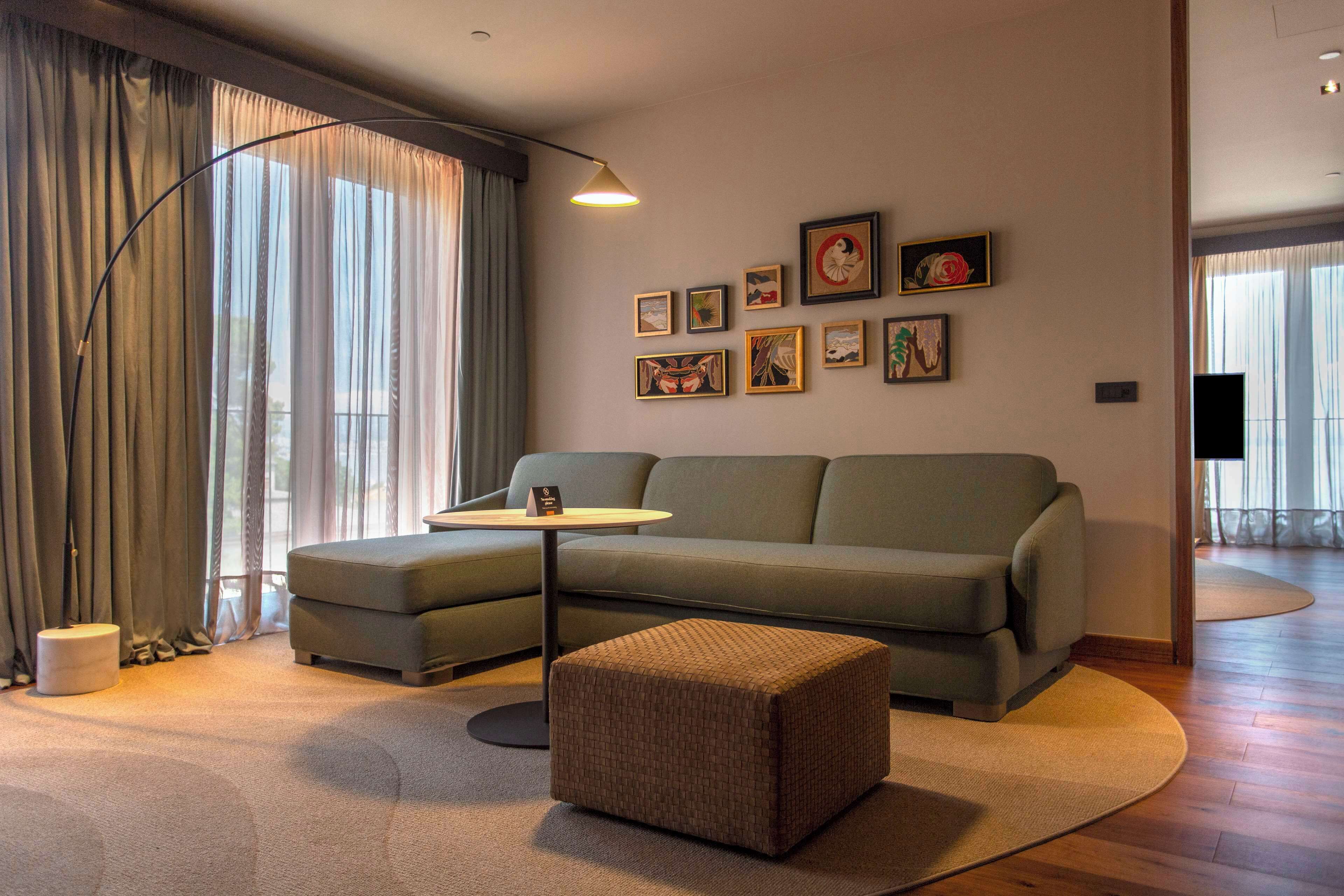 Signature Suite, 1 King Bed (Keight) | Living area