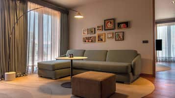 Signature Suite, 1 King Bed (Keight) | Living area