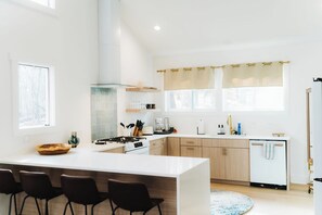 冰箱、微波炉、烤箱、炉灶