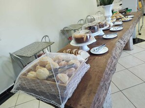 包含每日自助早餐