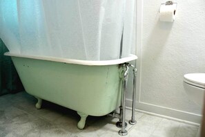 Toallas, jabón, shampoo, papel de baño 