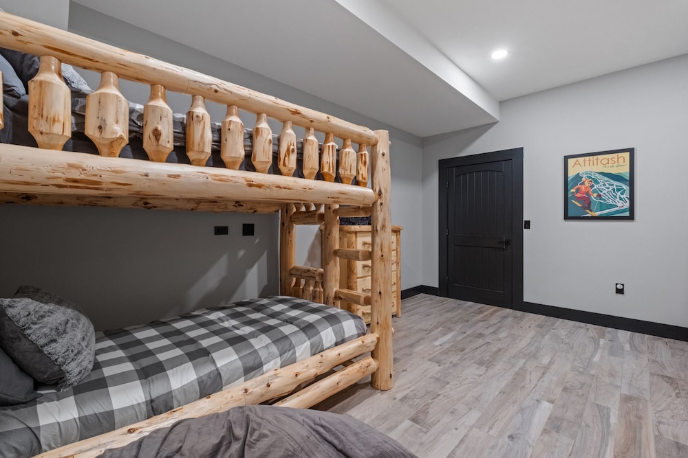 Luxury Log Cabin w/arcade game room, close to Storyland & hiking - Glen ...