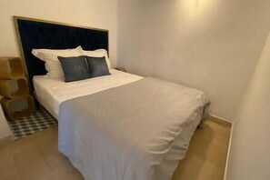 1 habitación, escritorio, tabla de planchar con plancha y cuna de viaje 