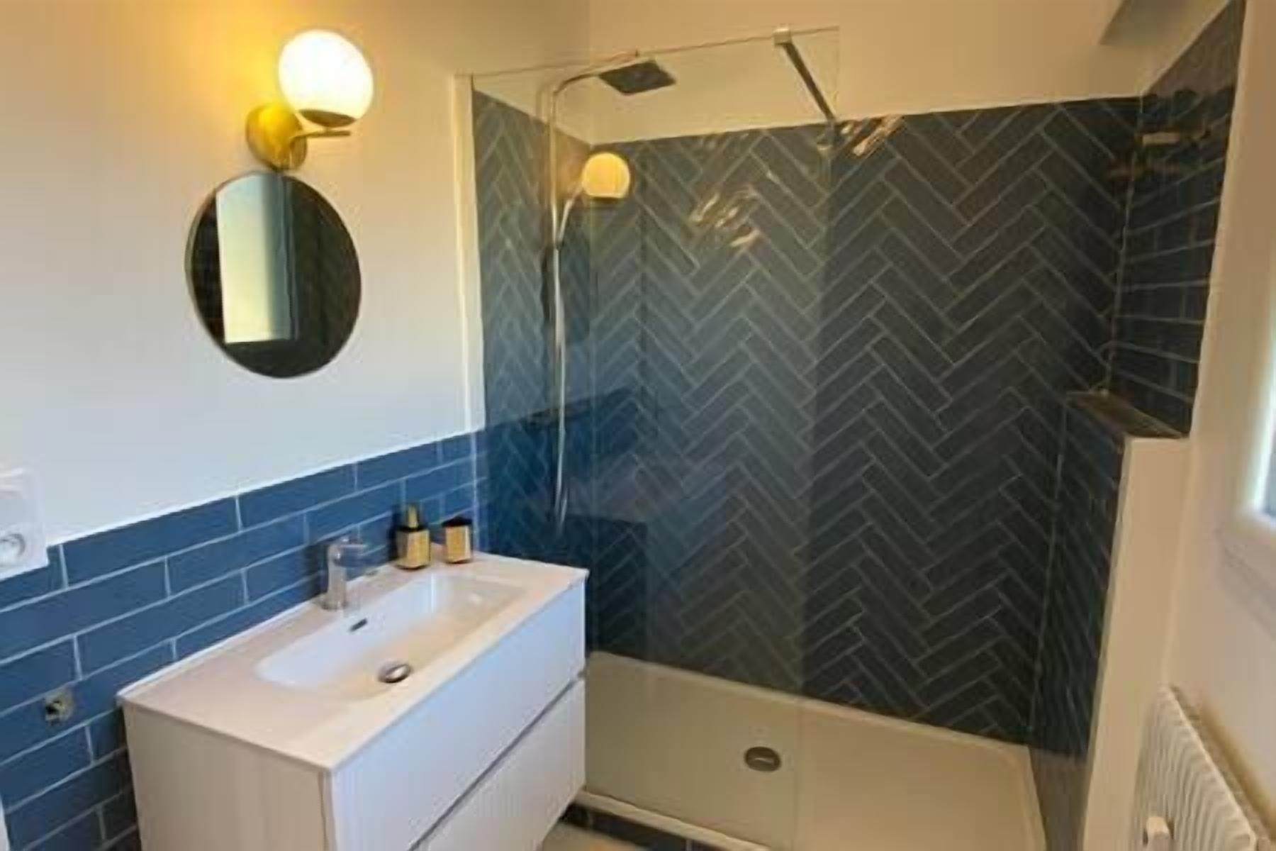 Haartrockner, Handtücher, Seife, Shampoo