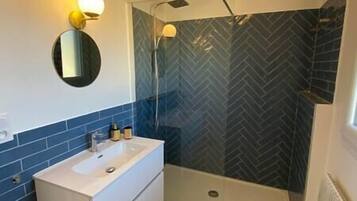 Haartrockner, Handtücher, Seife, Shampoo