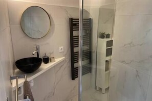 Douche, sèche-cheveux, serviettes fournies, savon