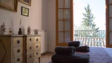 2 bedrooms, iron/ironing board, travel cot, free WiFi