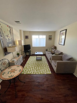 Living area - TOWNHOUSE WITH AMAZING MANHATTAN SKYLINE & HUDSON RIVER VIEWS (Guttenberg)