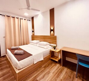 Minibar con artículos gratuitos y muebles diferentes 